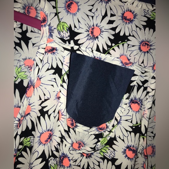 ✨️3 for $12✨️Daisy patterned Sleeveless tank Size M. Bundle & Save!! - Picture 2 of 5